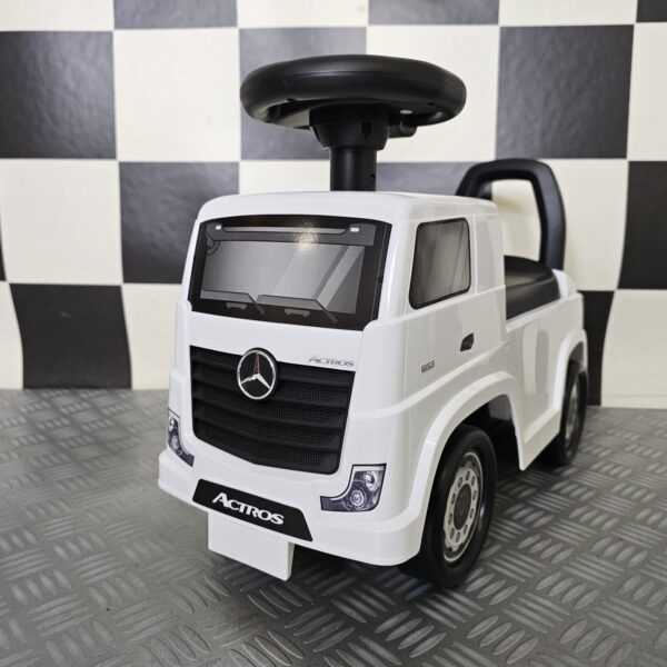 Running car Mercedes Benz Actros