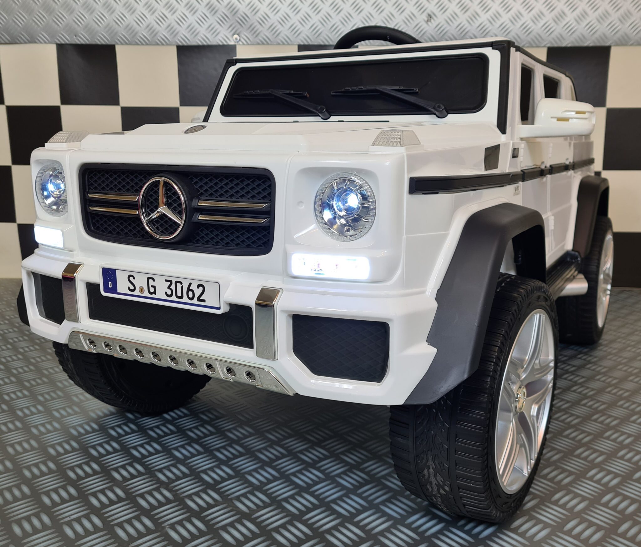 Mercedes-G650-Maybach-wit-kinderauto-1.jpg