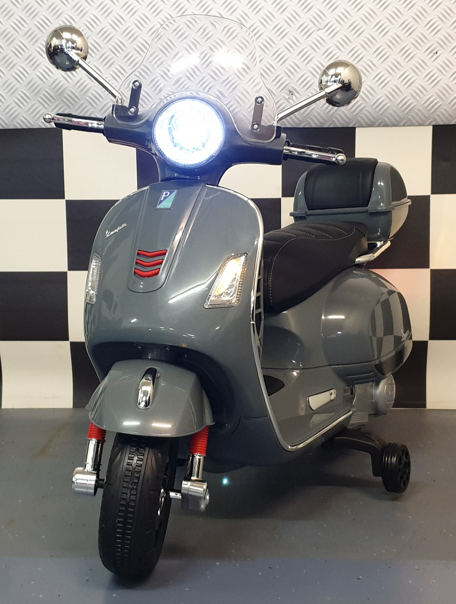 elektrische-kinderscooter-vespa-grijs.jpg