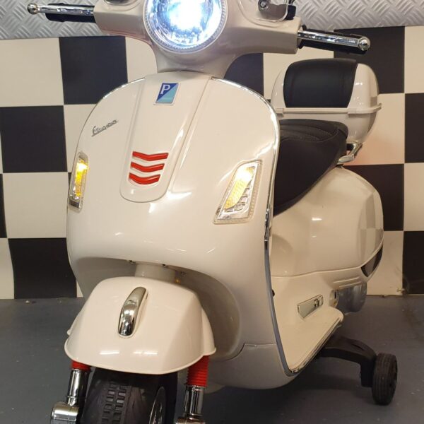 Vespa GTS children's scooter 12 volt white